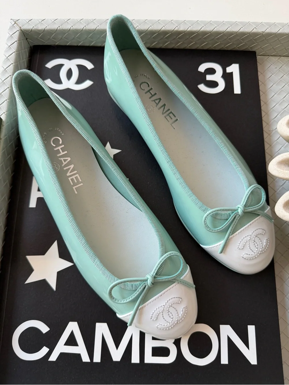CHANEL MINTY TURQUOISE GREEN PATENT LEATHER WHITE CC CAP TOE BALLET FLATS 37 C
